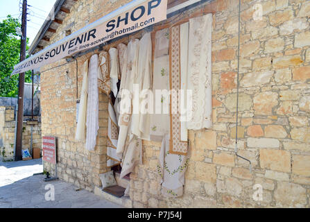 Omodos village, Cipro il 15 maggio 2015. Prodotti tessili dal Pizzo. Negozio di souvenir da Cipro Foto Stock