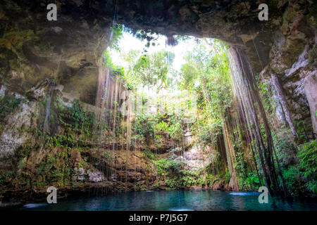 Bella grotta cenote lago vista del paesaggio, Chichen Itza, Messico Foto Stock