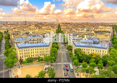 Vista aerea della skyline di Parigi da Arc de Triomphe alla luce del tramonto. Arco Trionfale a Place de l'Etoile e Avenue de Wagram road. Parigi capitale della Francia in Europa. Scenic paesaggio urbano. Foto Stock