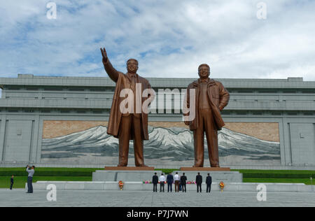 Mansu Hill Grand monumento è due grandi statue di bronzo di Kim Il-sung e Kim Jong venerata dal popolo di Pyongyang, Corea del Nord Foto Stock