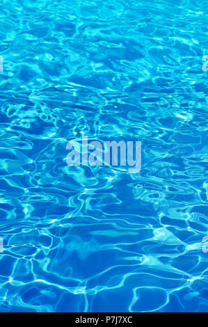 Il blu della piscina dello sfondo. Foto Stock