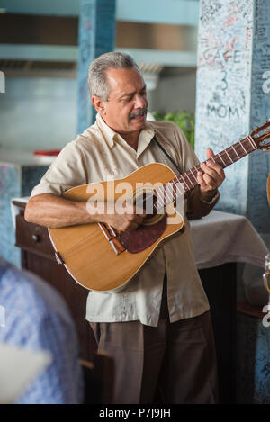 Una band suona allegra musica alla Bodeguita del Medio - un popolare ristorante e bar a l'Avana Vecchia. È il più notevole è stato regolare di Ernest Hemingway Foto Stock