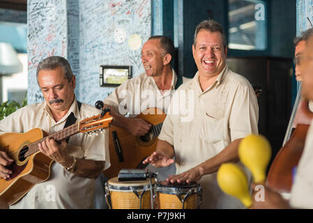 Una band suona allegra musica alla Bodeguita del Medio - un popolare ristorante e bar a l'Avana Vecchia. È il più notevole è stato regolare di Ernest Hemingway Foto Stock