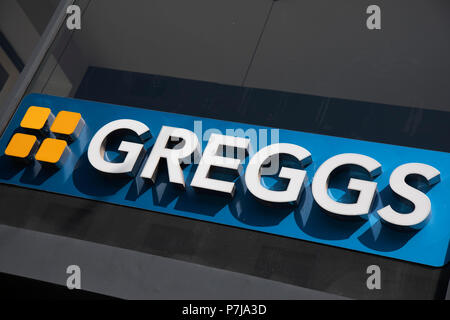 Segno per il cibo e il panificio marca Greggs a Birmingham, Regno Unito. Foto Stock