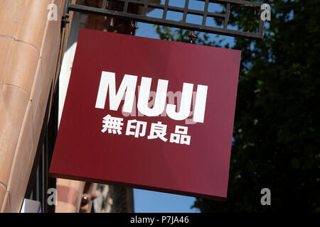 Segno per la famiglia marca Muji a Birmingham, Regno Unito. Foto Stock