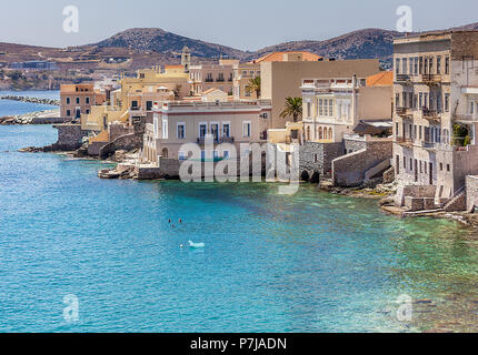 Vista costiera di una zona denominata Vaporia in Ermoupolis in Syros Grecia . Le persone sono il nuoto in estate . Immagine di stock. Foto Stock