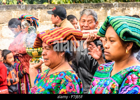 Parramos, Guatemala - 28 dicembre 2016: Maya indigeni donne in costume tradizionale in processione nei pressi del patrimonio mondiale Unesco di Antigua. Foto Stock