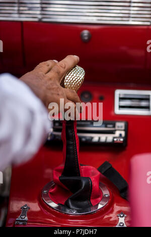 Turisti americani a godere di un tour in auto di Havana per una guida Cuban-Armenian nel suo classico 1950 Chevrolet convertibile. Foto Stock