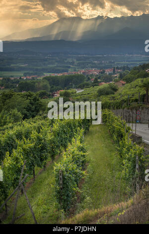 Sole che filtra attraverso le nuvole sopra le montagne del Canavese in Piemonte Italia Foto Stock