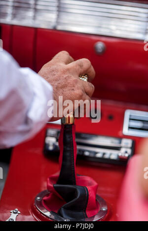 Turisti americani a godere di un tour in auto di Havana per una guida Cuban-Armenian nel suo classico 1950 Chevrolet convertibile. Foto Stock