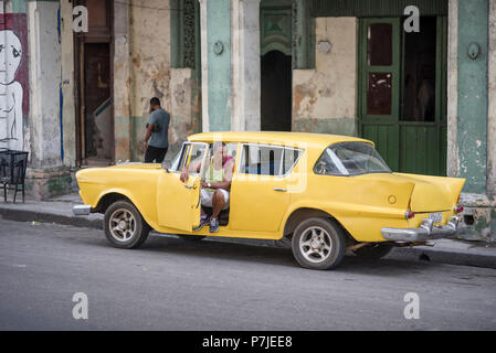 Un splendidamente rinnovato classic American car spotted a l'Avana, Cuba. Foto Stock