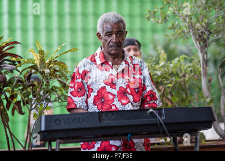 Un cubano band suona per il cliente in un bar a l'Avana, Cuba. Foto Stock