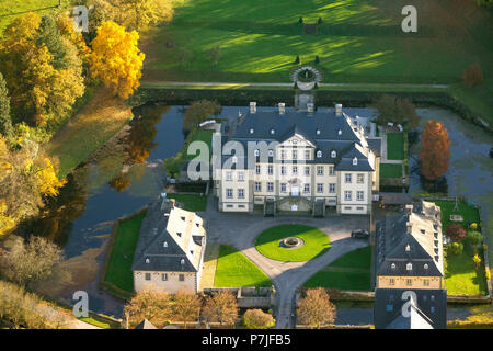 Il castello di Körtlinghausen in autunno, moated Körtlinghausen Castello, Rüthen, Sauerland, Renania settentrionale-Vestfalia, Germania, Europa Foto Stock