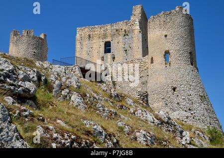 Vista della Rocca Calascio, Lady Hawke fortezza, a L'Aquila, Abruzzo, Italia Foto Stock