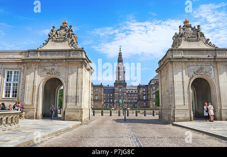 COPENHAGEN, Danimarca - 17 maggio 2018 entrata al Palazzo Christianborg,Casa del Parlamento danese, attraverso il marmo ciottoli ponte Frederiksho Foto Stock