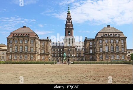 COPENHAGEN, Danimarca - 17 maggio 2018 il barocco palazzo di Christiansborg a Copenaghen, casa del parlamento danese con la torre. Costruito durante il 1907-1 Foto Stock