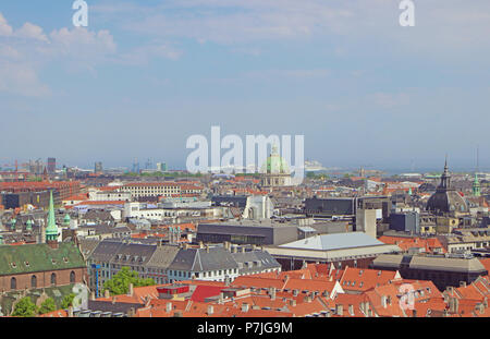 COPENHAGEN, Danimarca - 17 Maggio 2018 - vista panoramica di Copenhagen dalla Torre del Palazzo Christiansborg, casa del parlamento danese: in centro Foto Stock