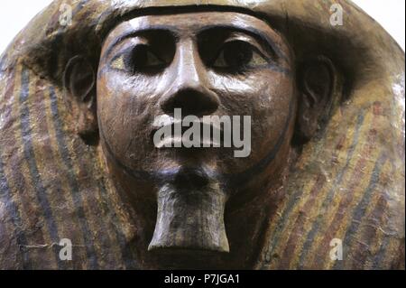 L'Egitto. Sarcofago ligneo appartenente a un sacerdote. Decimo c. BC. Terzo Periodo Intermedio. Lo stato Museo Hermitage. San Pietroburgo. La Russia. Foto Stock