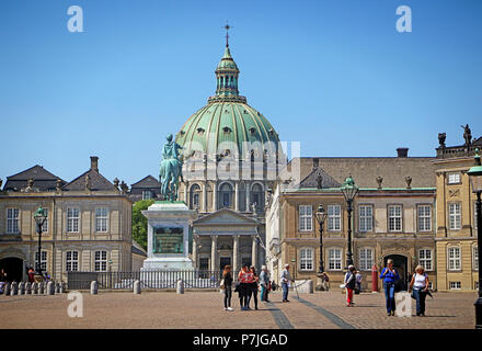 COPENHAGEN, Danimarca - 16 maggio 2018 Dettaglio di Amalienborg Palace square, residenza della regina danese, con il Frederik la chiesa (la Chiesa di Marmo) Foto Stock