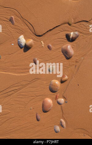 Particolare della spiaggia di sabbia durante la bassa marea Foto Stock