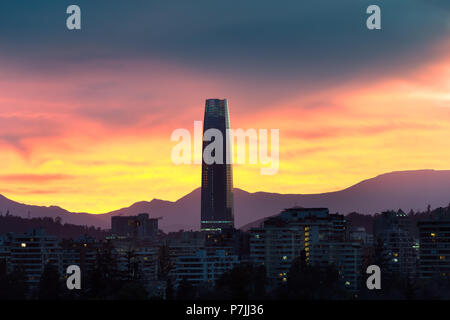 Skyline di edifici di appartamenti in il benestante quartiere di Las Condes in Santiago de Cile Foto Stock