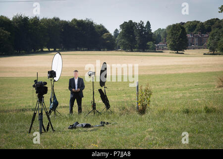 Canale cinque Editor politico Andy Bell dei rapporti in un campo nei pressi di Chequers, il Primo Ministro del paese ufficiale residence nel Buckinghamshire, dove il cabinet ha raccolto per un high-stakes showdown oltre il futuro della Gran Bretagna i rapporti con l'UE. Foto Stock