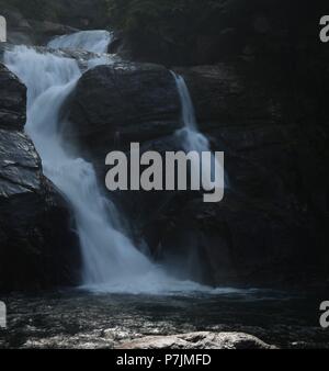 Splendide vedute delle Cascate Meenmutty vicino Ponmudi Hill Station - Trivandrum, Kerala. Foto Stock