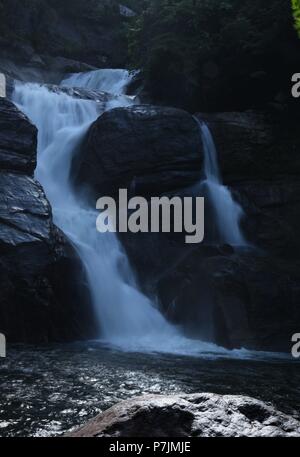 Splendide vedute delle Cascate Meenmutty vicino Ponmudi Hill Station - Trivandrum, Kerala. Foto Stock