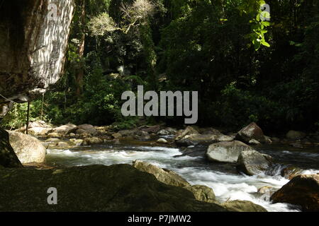 Splendide vedute delle Cascate Meenmutty vicino Ponmudi Hill Station - Trivandrum, Kerala. Foto Stock