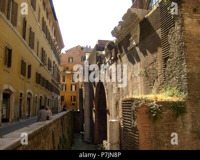 PARTE POSTERIORE DEL EDIFICIO, DONDE PODEMOS OBSERVAR EL SISTEMA CONSTRUCTIVO ROMANO, 118/125 DC. Autore: APOLODORO DE DAMASCO 97/130 DC. Posizione: PANTEON-TEMPLO DE AGRIPA, Italia. Foto Stock