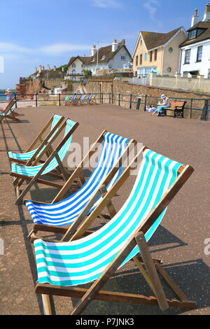 Fila di sedie a sdraio sul lungomare della città di Sidmouth, East Devon Foto Stock