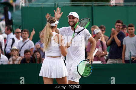 Katie Boulter e Luke Bambridge in azione nel loro raddoppia corrisponde al giorno cinque dei campionati di Wimbledon al All England Lawn Tennis e Croquet Club, Wimbledon. Foto Stock