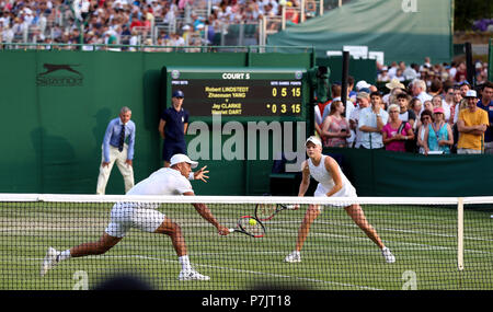 Harriet Dart e Jay Clarke in azione il giorno cinque dei campionati di Wimbledon al All England Lawn Tennis e Croquet Club, Wimbledon. Foto Stock