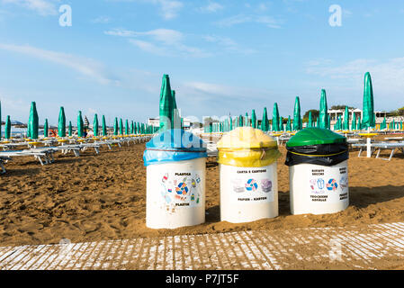 Tre cassonetti per rifiuti, fianco a fianco, la spiaggia di Lignano Foto Stock