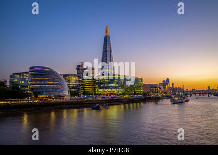 Vista notturna di Londra dal Tamigi Foto Stock