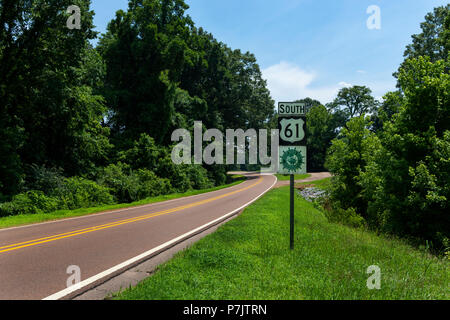 Un grande fiume cartello stradale lungo la US Route 61 vicino alla città di Viksburg, nello Stato del Mississippi; Concetto per i viaggi in America e viaggio in un Foto Stock