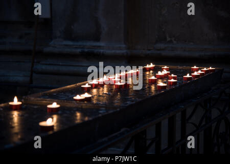 Candele accese nella Basilica di Santa Maria della Salute, Venezia Foto Stock