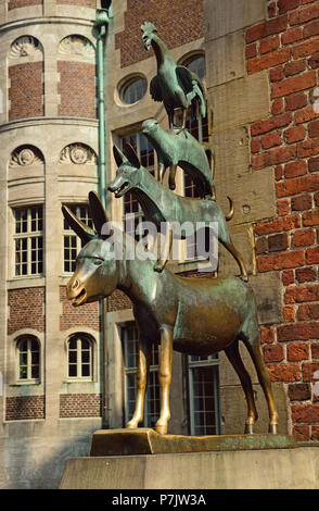 Germania, città anseatica di Brema, Municipio gotico edificio di mattoni nel 1405 - nel 1410, con la facciata rinascimentale del 1609 - nel 1612, 'Marktplatz' (piazza del mercato di Brema Città musicisti, statua in bronzo di Gerhard Marcks, nel 1953, Foto Stock