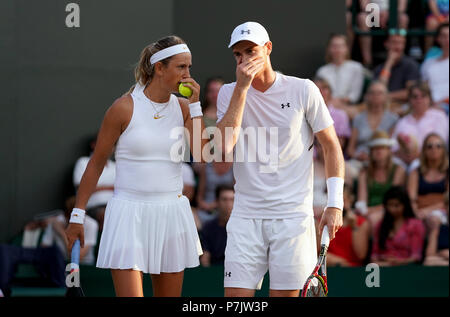 Jamie Murray e Victoria Azarenka durante il loro match raddoppia il giorno cinque dei campionati di Wimbledon al All England Lawn Tennis e Croquet Club, Wimbledon. Foto Stock