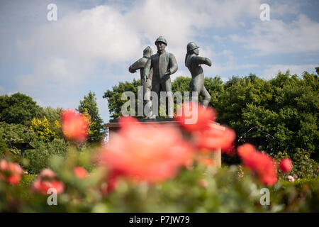 Una statua in Piper Alpha Memorial Garden in Aberdeen's Hazlehead Park, in cui un servizio viene a prendere posto per ricordare i 167 uomini che hanno perso la vita il Piper Alpha disaster 30 anni fa. Foto Stock