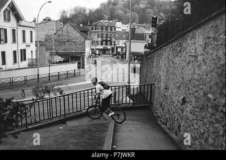 AJAXNETPHOTO. BOUGIVAL, FRANCIA. - GUARDANDO VERSO IL CENTRO DEL VILLAGGIO, CUORE DI UN SOBBORGO VICINO ALLA SENNA, ALLA PERIFERIA DI PARIGI. CASA BIANCA (A SINISTRA) VICINO AL FIUME SENNA ALL'ANGOLO DELLA TRAFFICATA STRADA D321, ABITATA DALL'ARTISTA IMPRESSIONISTA BERTHE MORISOT DAL 1881 AL 1884. JONATHAN EASTLAND/AJAX RIF:CD780 1103 7520015 Foto Stock