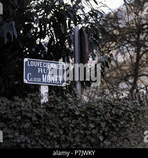 AJAXNETPHOTO. LOUVECIENNES, Francia. - Strada nel villaggio di nome per il francese IMRESSIONIST pittore Claude Monet. foto:JONATHAN EASTLAND/AJAX REF:920 49 Foto Stock
