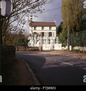 AJAXNETPHOTO. LOUVECIENNES,Francia. Casa di villaggio una volta vivevano in dall'artista Pierre Auguste Renoir 1841 - 1919. Foto:JONATHAN EASTLAND/AJAX REF:25 Foto Stock