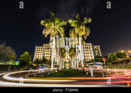 Lo storico Hotel Nacional de Cuba di notte, situato sul Malecón nel mezzo del Vedado, Cuba Foto Stock