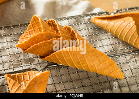 Croccante waffle fatti in casa coni gelato pronto a mangiare Foto Stock