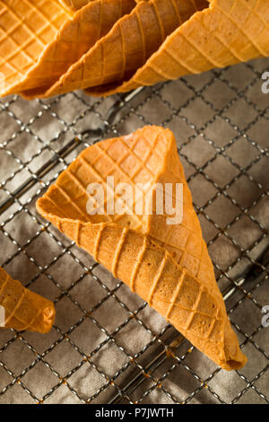 Croccante waffle fatti in casa coni gelato pronto a mangiare Foto Stock