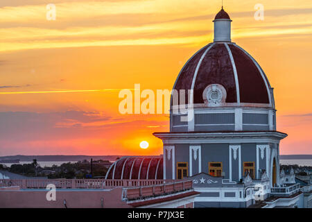 Antiguo Ayuntamiento, casa dell'edificio del governo provinciale in Cienfuegos al tramonto, Cuba. Foto Stock