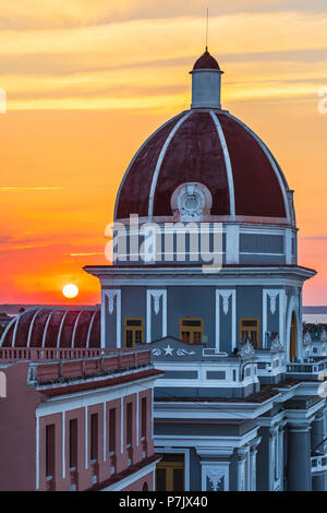 Antiguo Ayuntamiento, casa dell'edificio del governo provinciale in Cienfuegos al tramonto, Cuba. Foto Stock