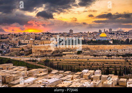 Gerusalemme, Israele città vecchia skyline al tramonto dal Monte degli Ulivi. Foto Stock