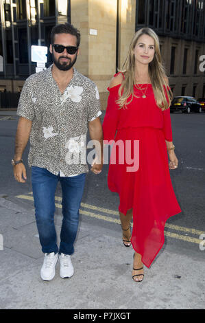 Spencer Matthews e fidanzato Vogue Williams sono avvistati in una festa per il lancio di Dr Darren McKeown's Glasgow clinic offre: Vogue Williams, Spencer Matthews dove: Glasgow, Regno Unito quando: 05 giu 2018 Credit: Euan ciliegio/WENN Foto Stock